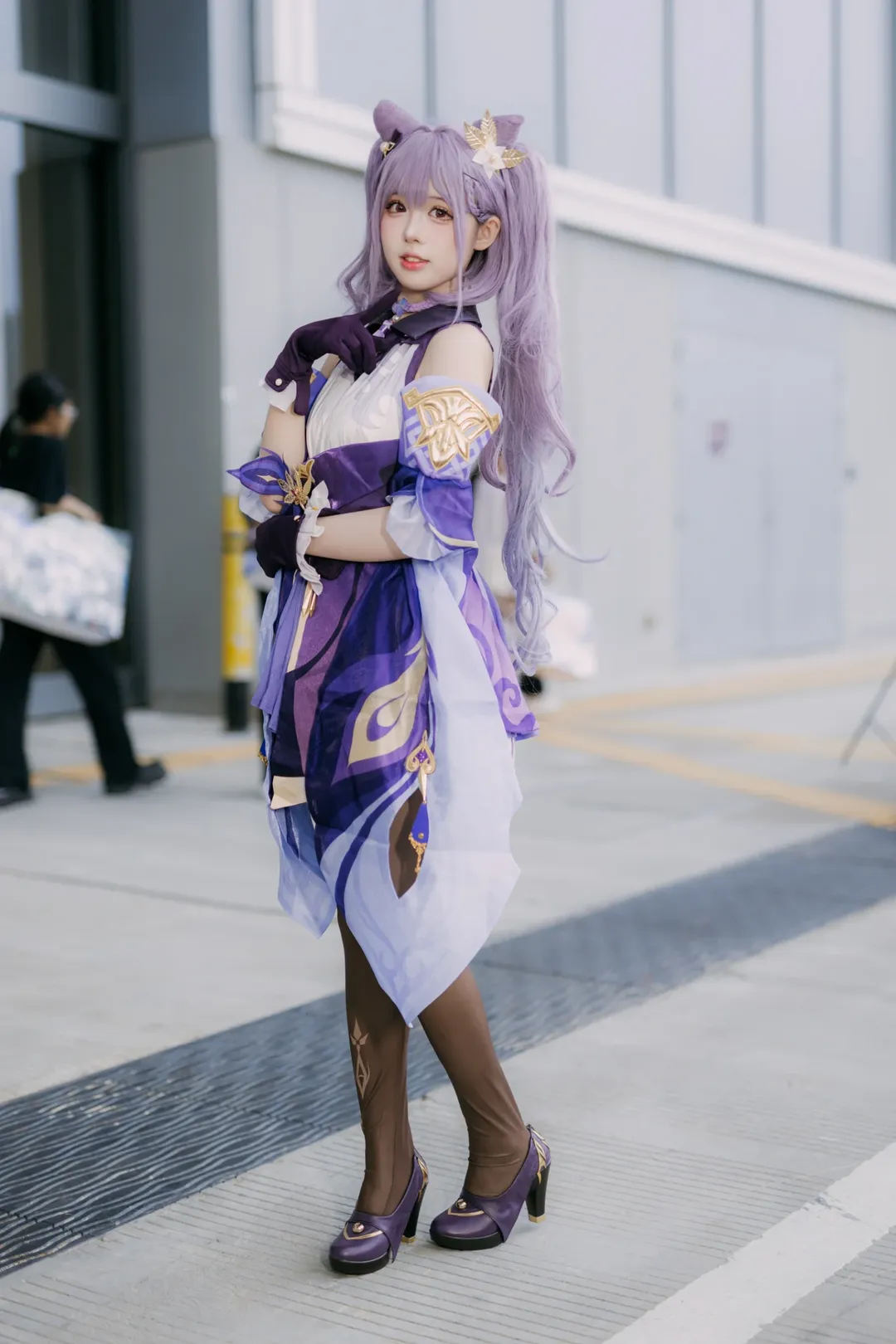 【刻晴コスプレ】深センAD02会場外速報写真、紫系コーデとストッキングのディテールで魅せる至高の表現 - 4 枚目