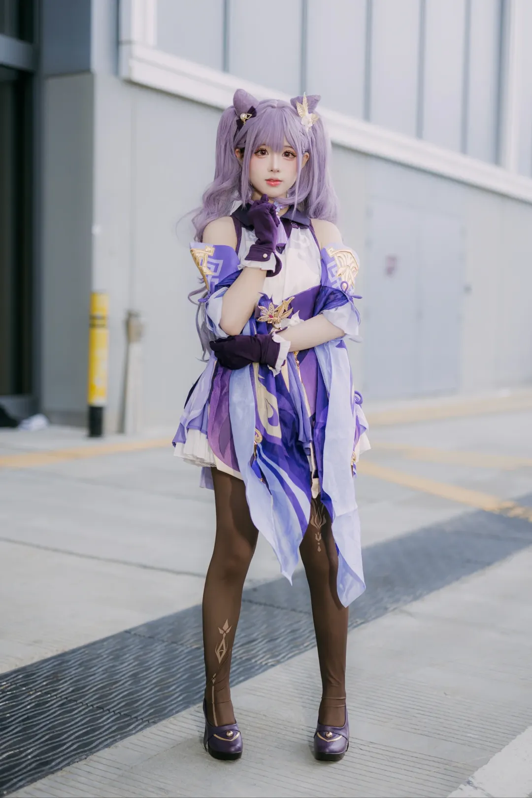【刻晴コスプレ】深センAD02会場外速報写真、紫系コーデとストッキングのディテールで魅せる至高の表現 - 5 枚目