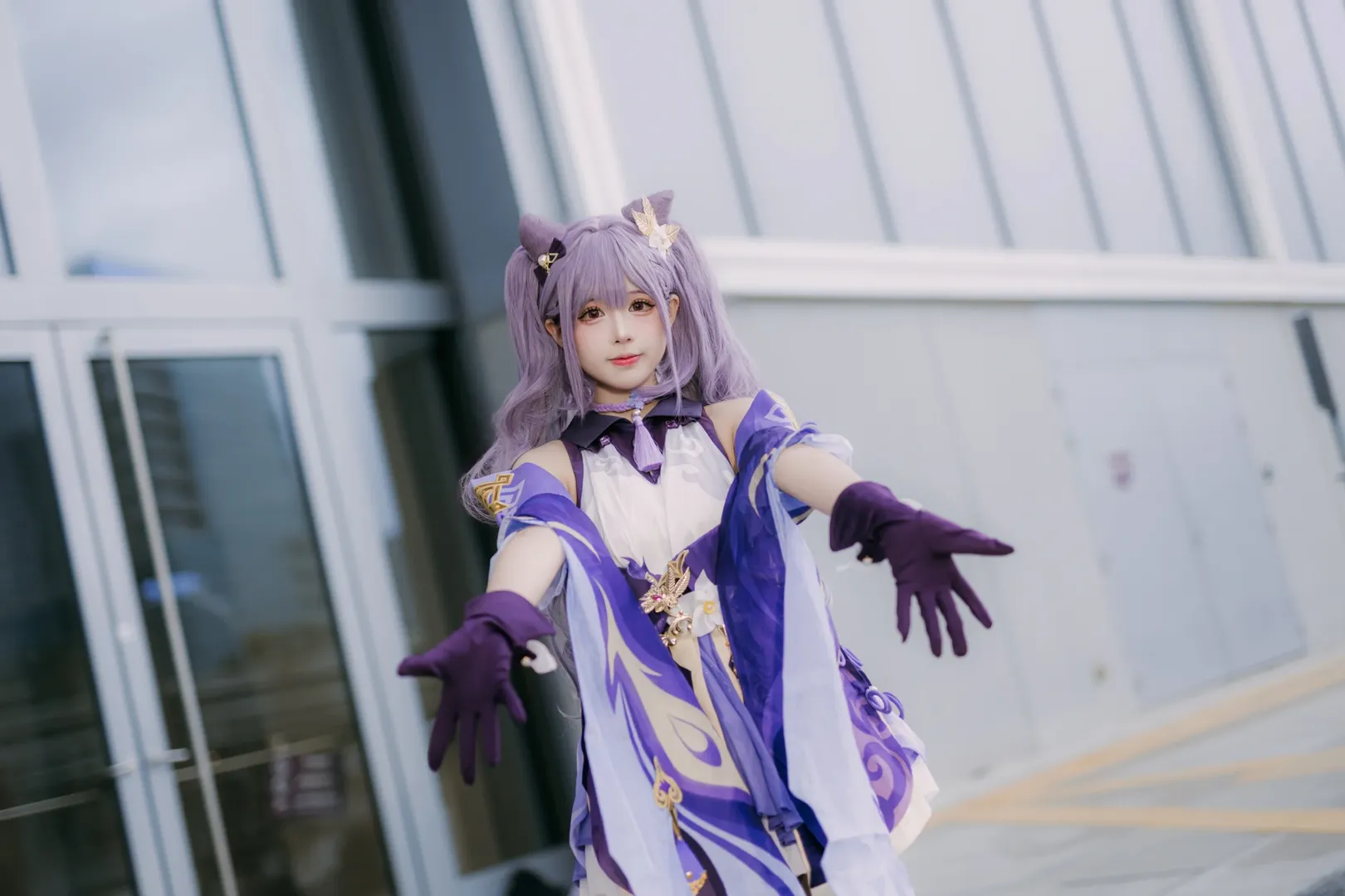 【刻晴コスプレ】深センAD02会場外速報写真、紫系コーデとストッキングのディテールで魅せる至高の表現 - 6 枚目
