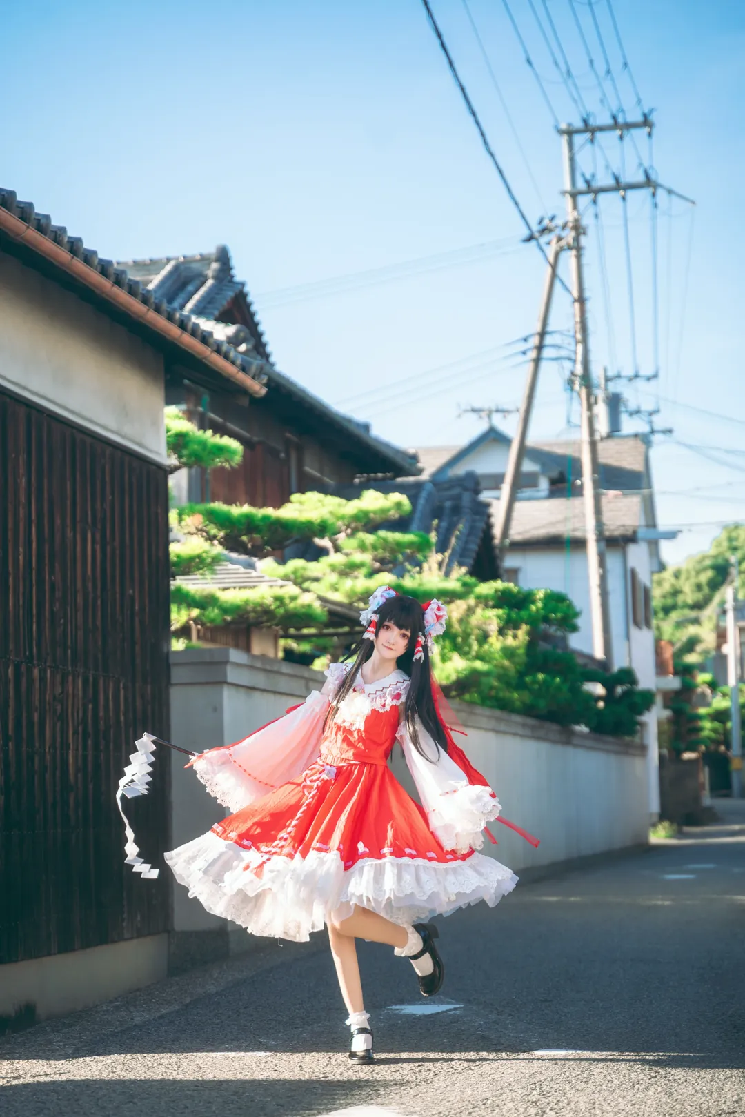 秋日阳光下的红白旋转，穿梭在日式街道与神社之间