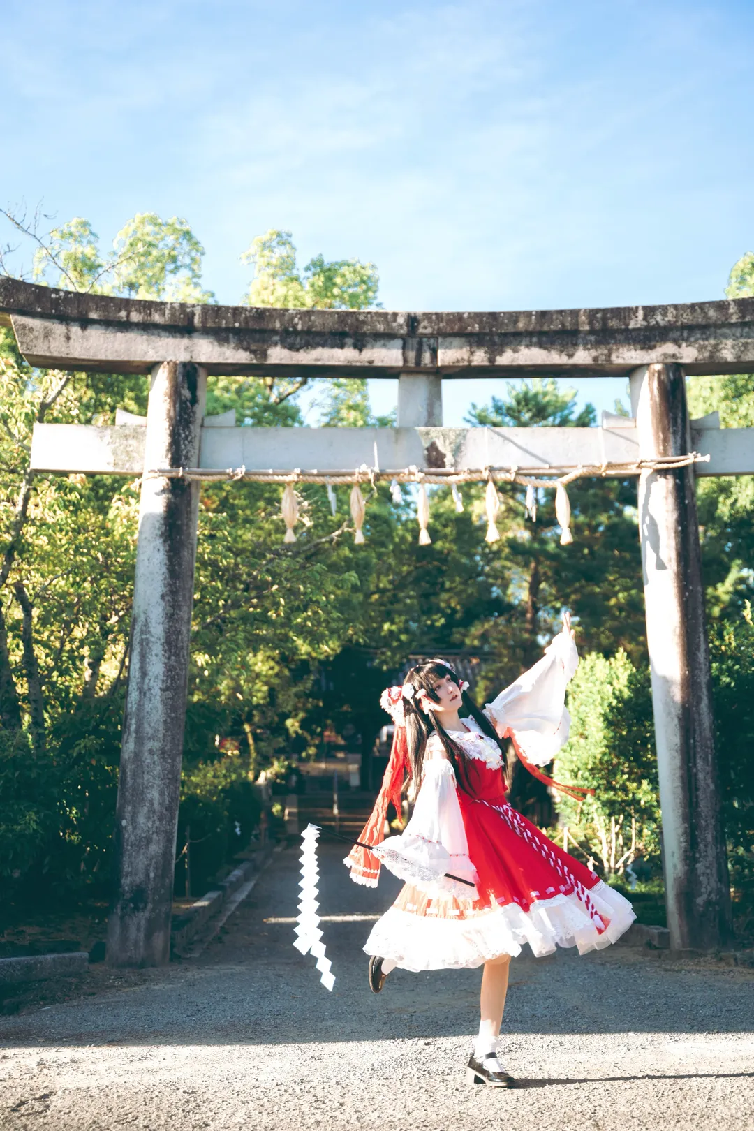 秋日阳光下的红白旋转，穿梭在日式街道与神社之间 - 第 8 张