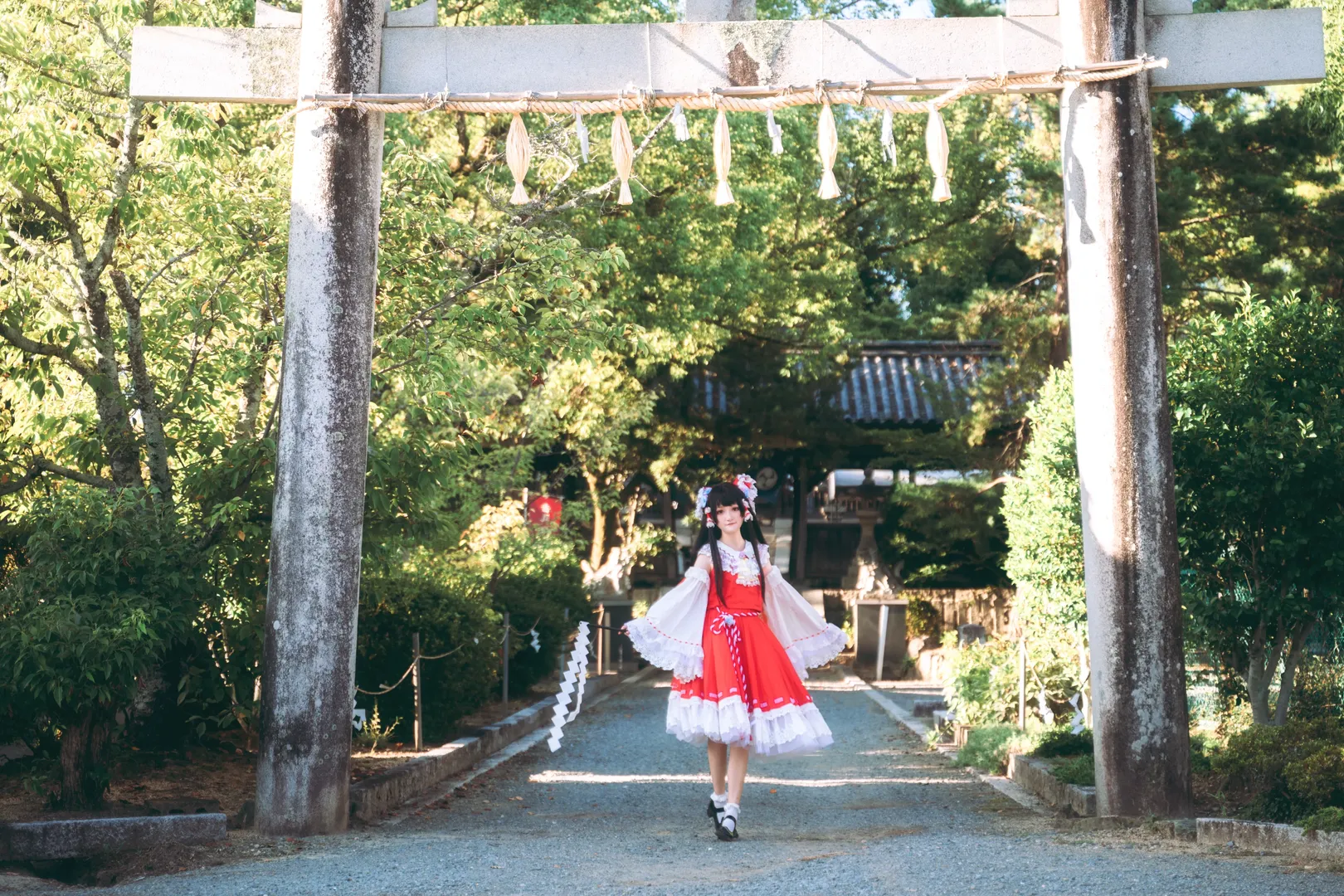 秋日阳光下的红白旋转，穿梭在日式街道与神社之间 - 第 9 张