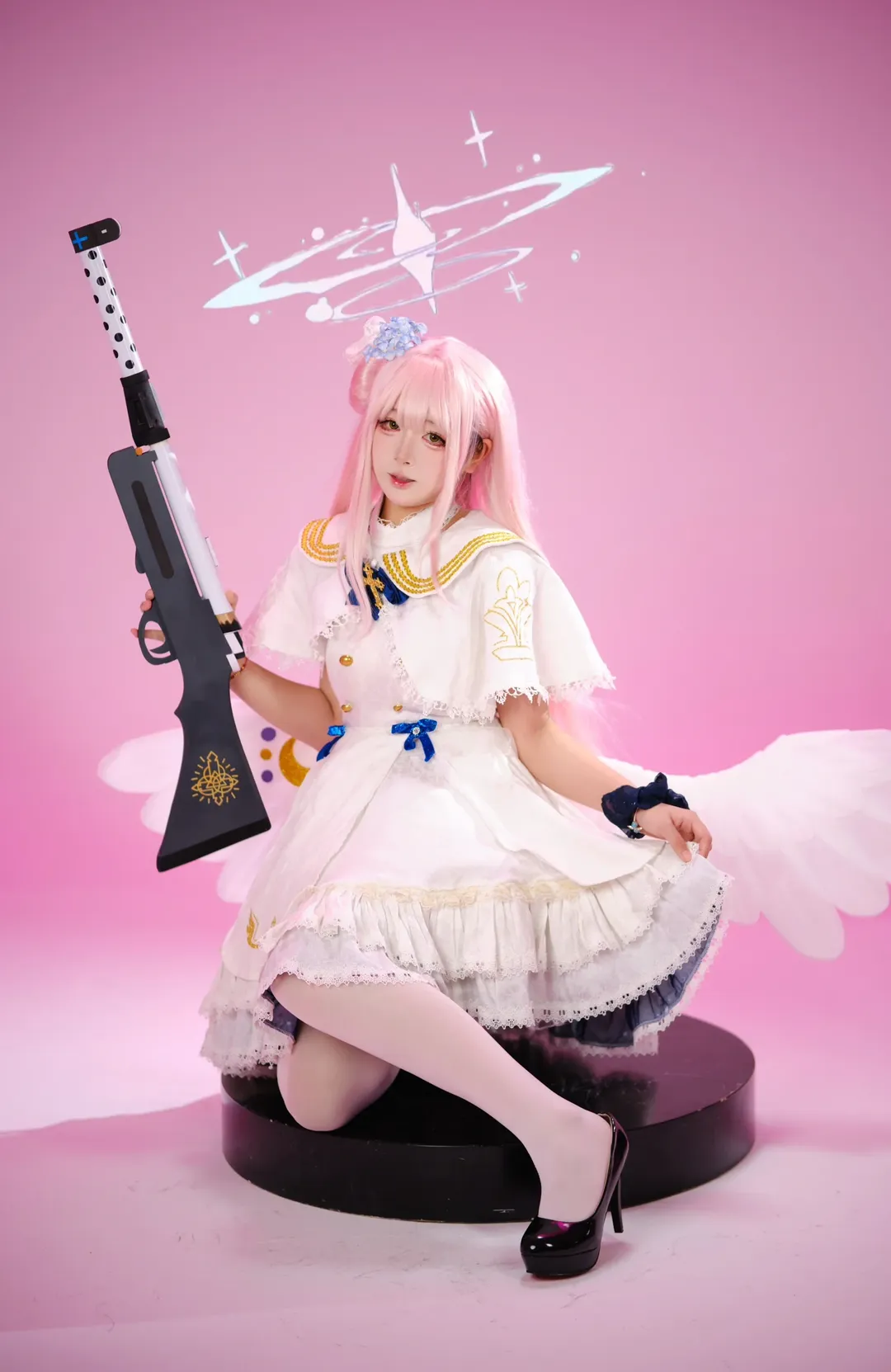【圣园未花cos】碧蓝档案粉色天使，手持长枪展现反差萌 - 第 1 张
