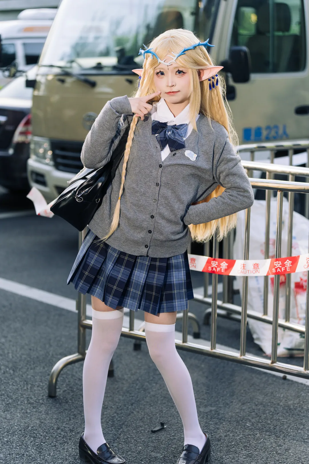 【卡提希婭cos】這套鳴潮JK外拍搭配白絲很出片 - 第 5 張