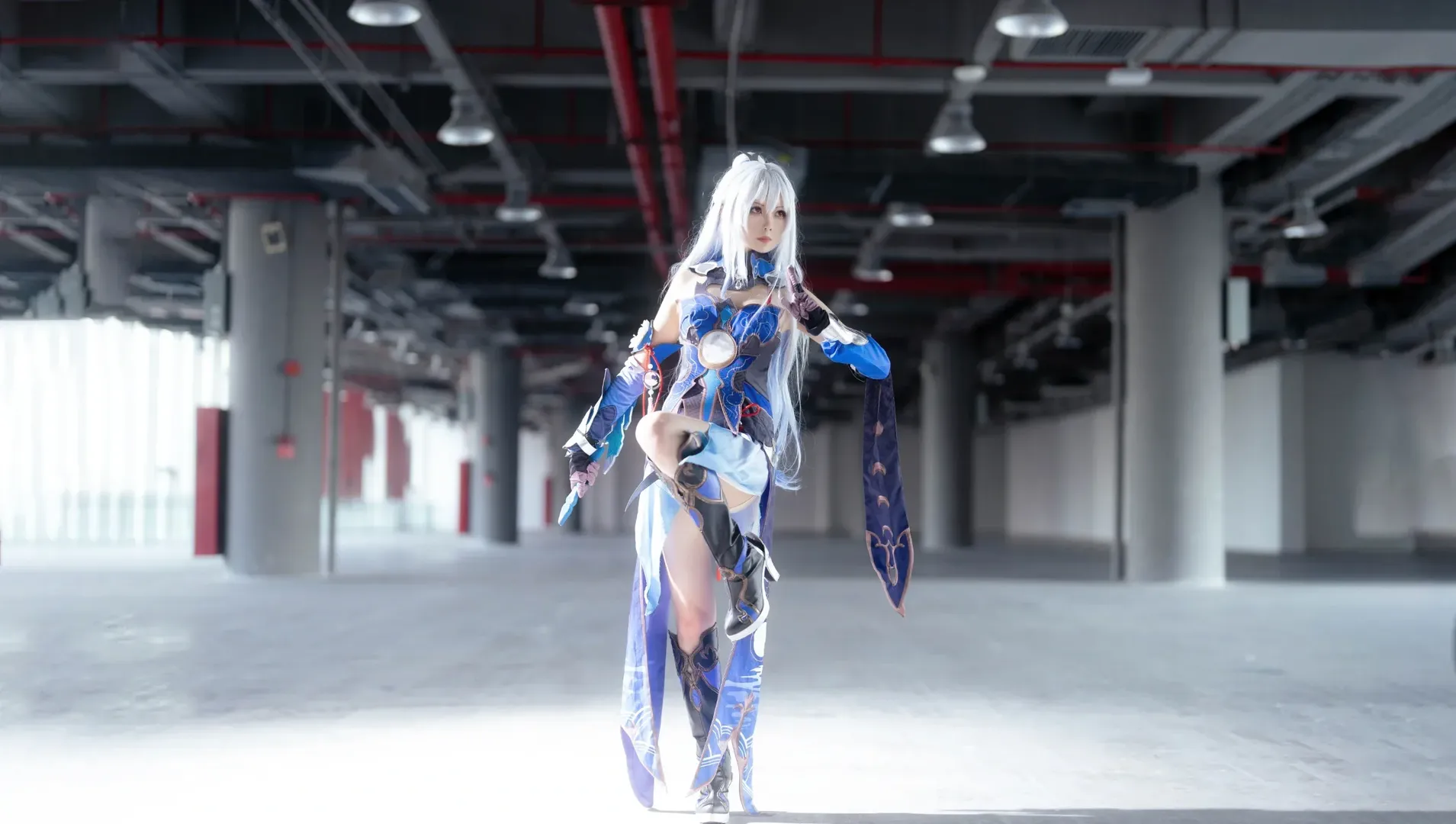 【镜流cos】崩坏星穹铁道里的白发剑客，还原工业风场照 - 第 1 张