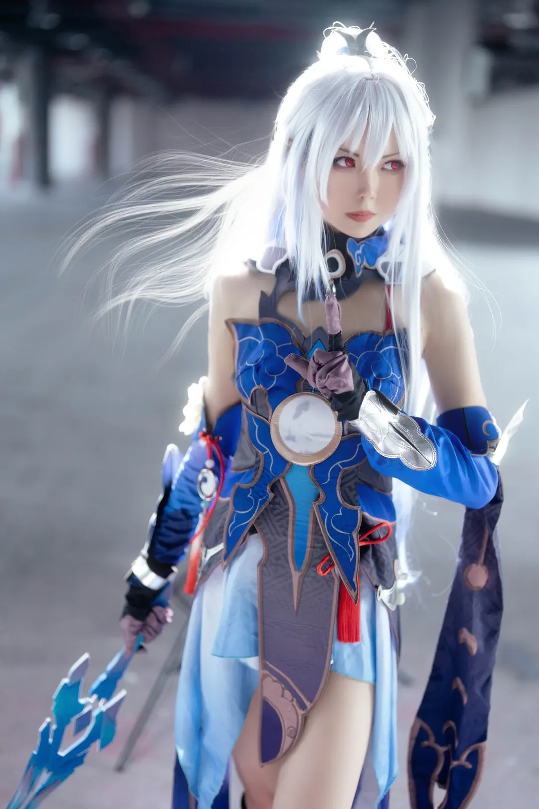 【镜流cos】崩坏星穹铁道里的白发剑客，还原工业风场照 - 第 2 张