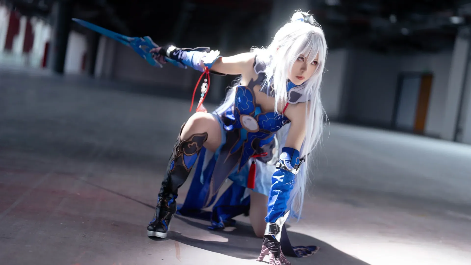 【镜流cos】崩坏星穹铁道里的白发剑客，还原工业风场照