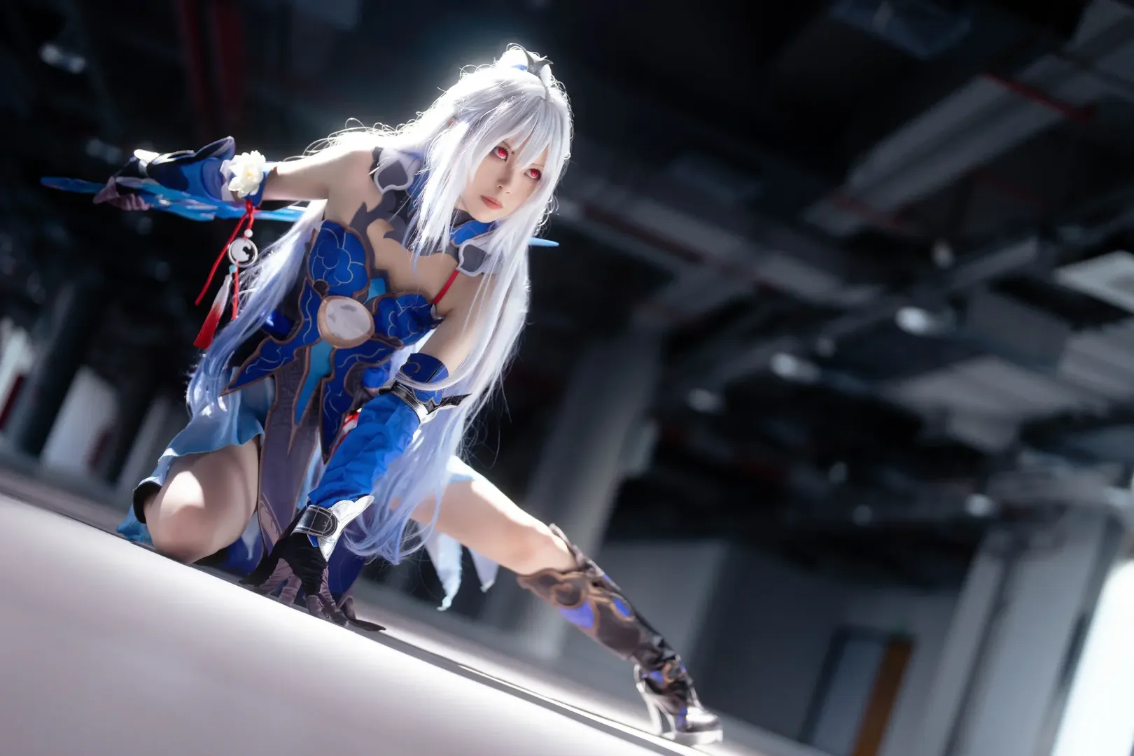 【镜流cos】崩坏星穹铁道里的白发剑客，还原工业风场照 - 第 4 张