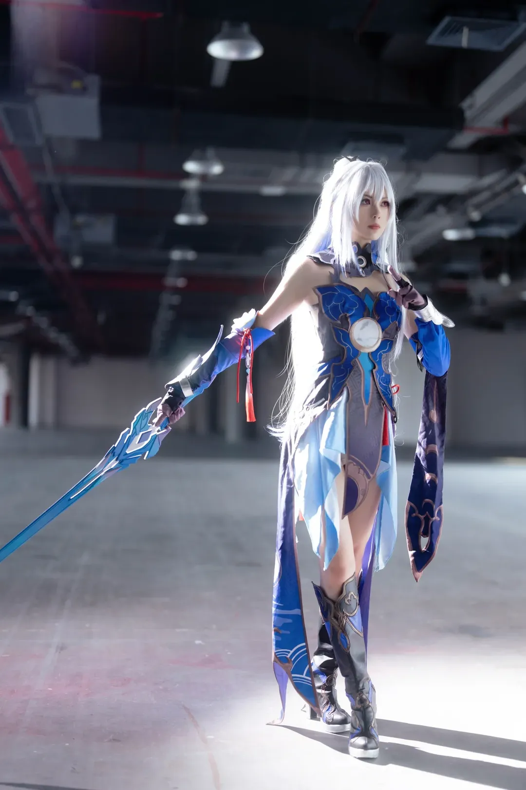 【镜流cos】崩坏星穹铁道里的白发剑客，还原工业风场照 - 第 5 张