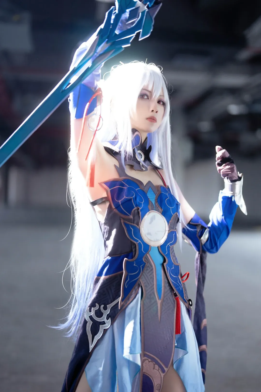 【镜流cos】崩坏星穹铁道里的白发剑客，还原工业风场照 - 第 6 张