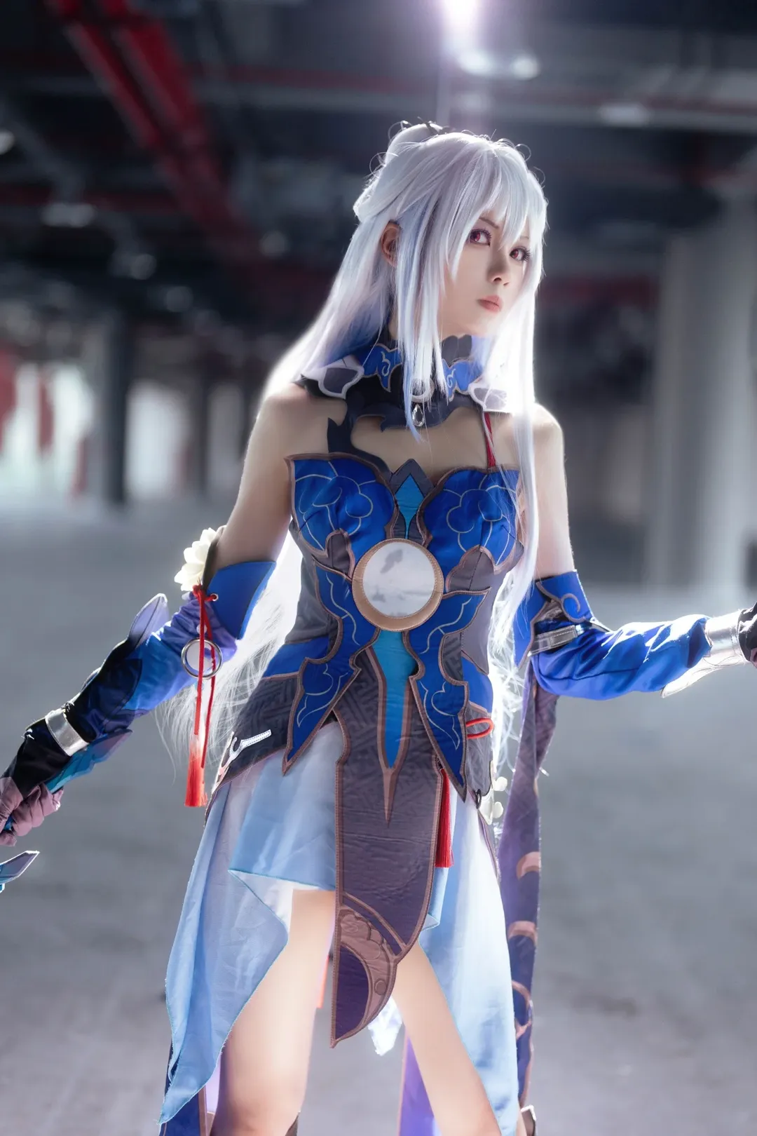 【镜流cos】崩坏星穹铁道里的白发剑客，还原工业风场照 - 第 7 张