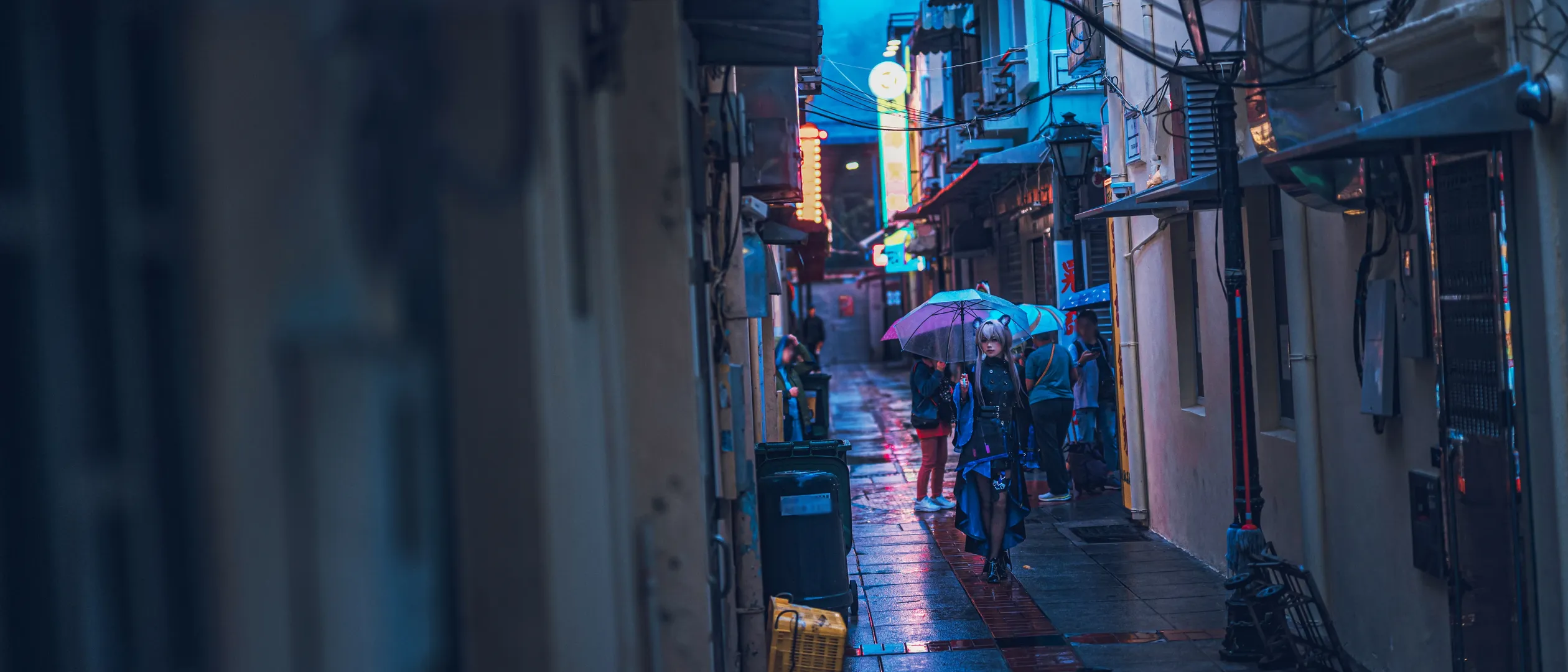 【林雨霞cos】明日方舟龍門雨夜，老街霓虹下的質感回眸 - 第 3 張