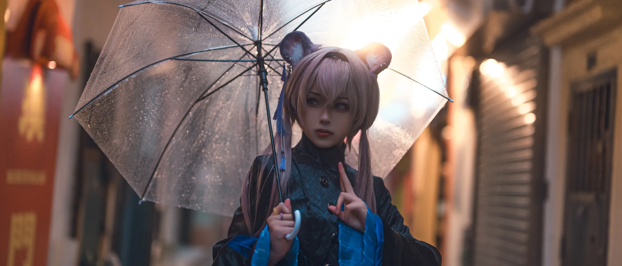 【林雨霞cos】明日方舟龍門雨夜，老街霓虹下的質感回眸 - 第 5 張