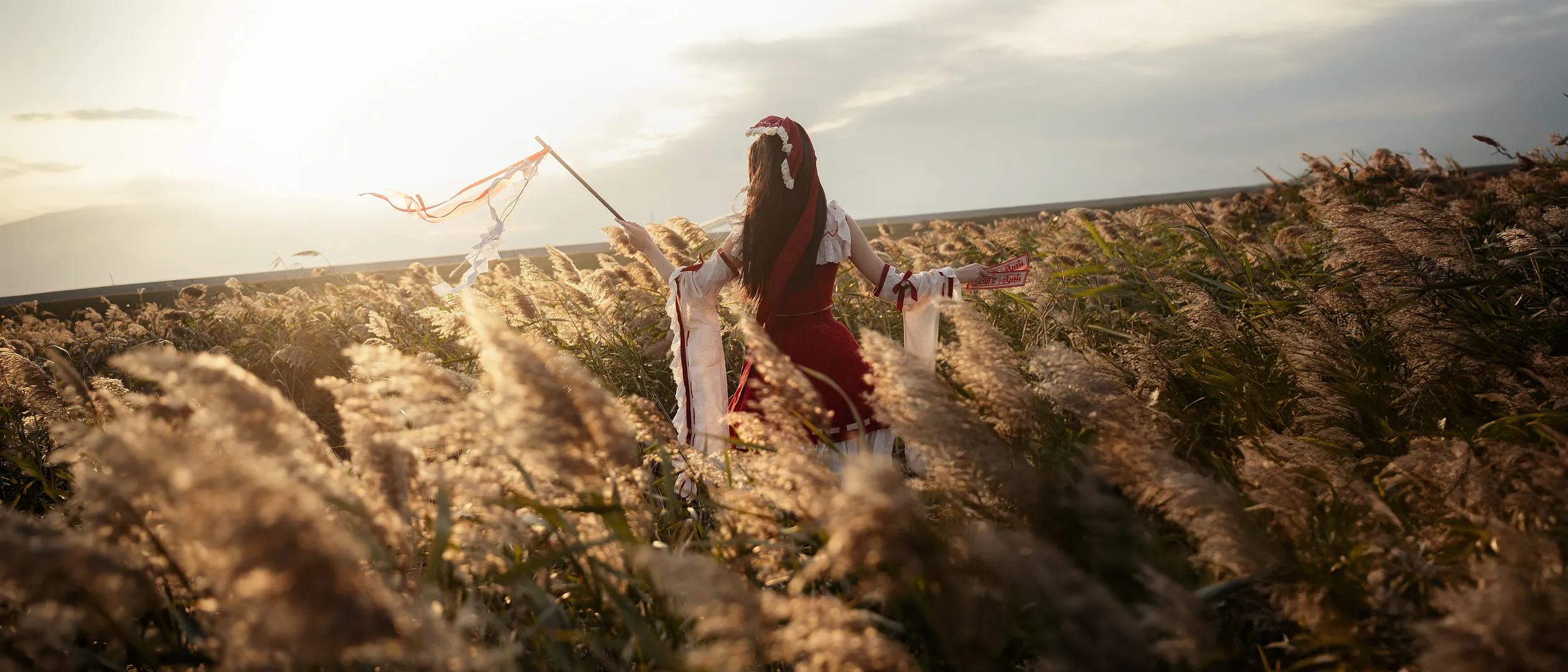 [Reimu Hakurei Cosplay] The Touhou Project Shrine Maiden Swaying with the Wind in the Silver grass