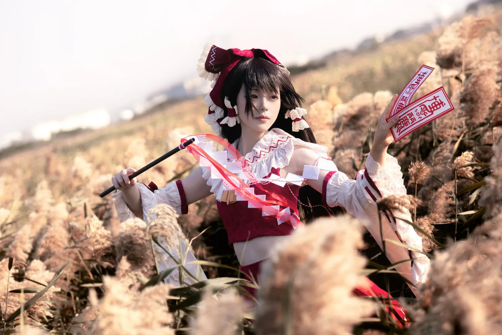 【博丽灵梦cos】秋日芦苇荡里的幻想乡守护者 - 第 2 张