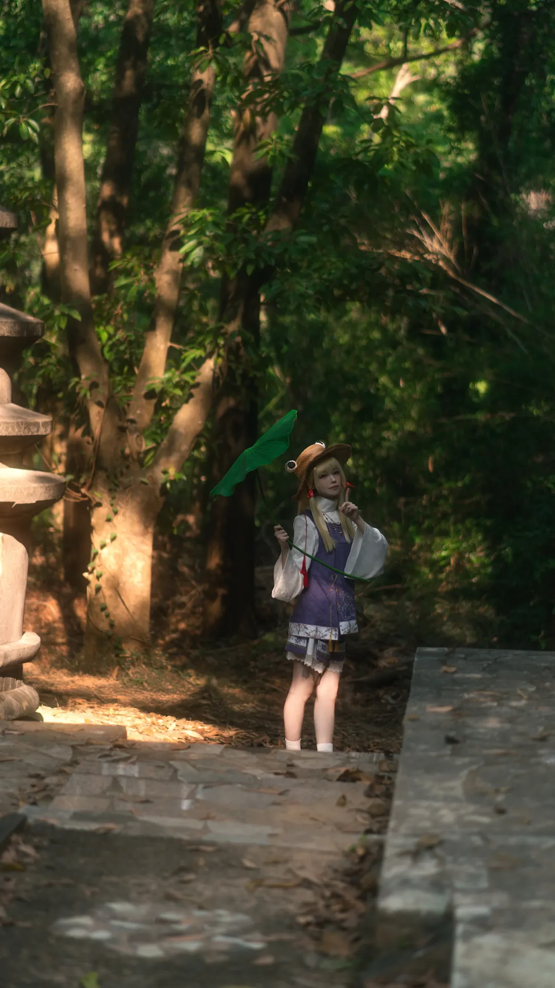 【洩矢諏訪子コスプレ】東方Projectのケロちゃん、森の石塔の下の静けき刻 - 1 枚目