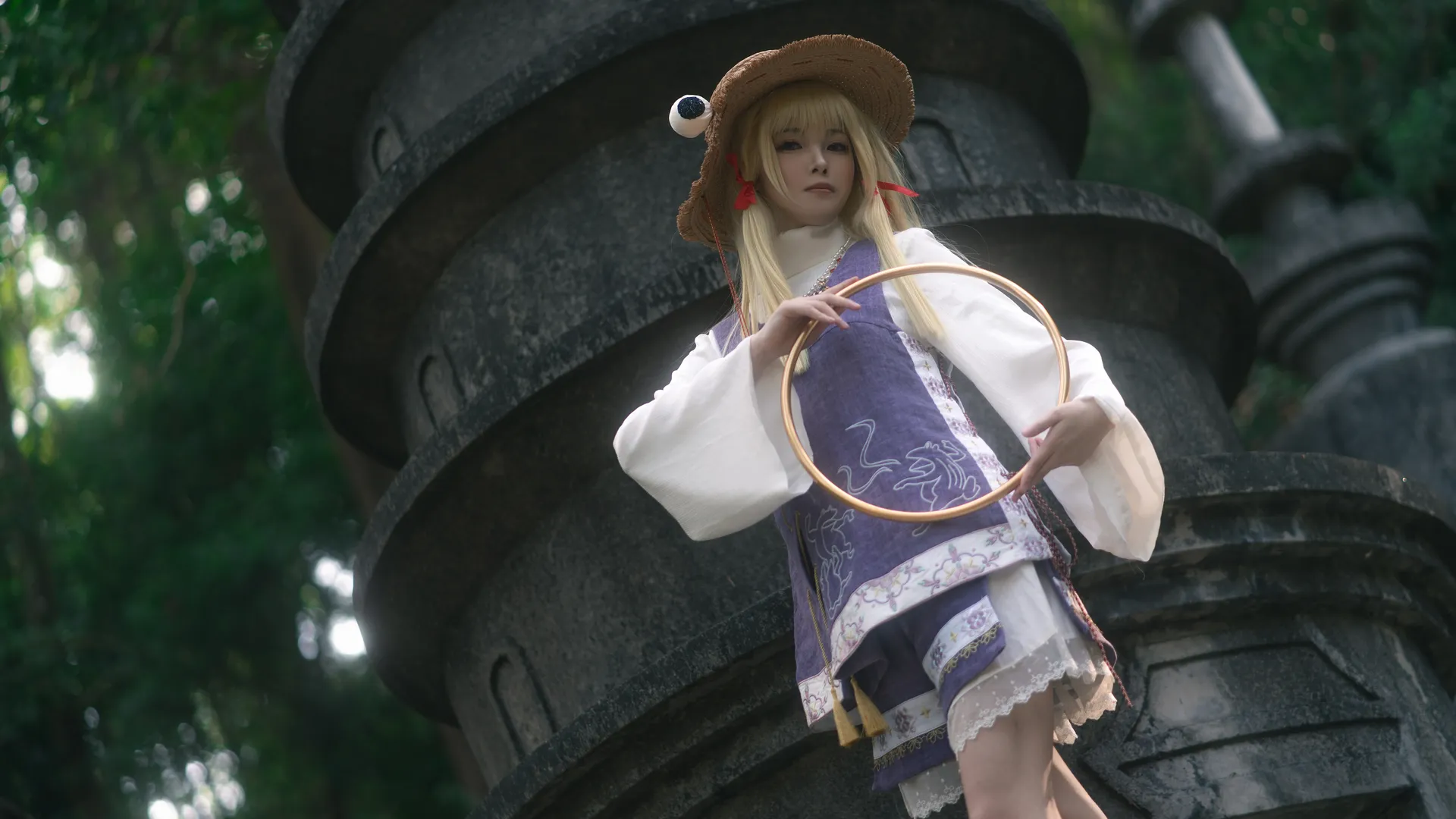 【洩矢諏訪子コスプレ】東方Projectのケロちゃん、森の石塔の下の静けき刻 - 3 枚目