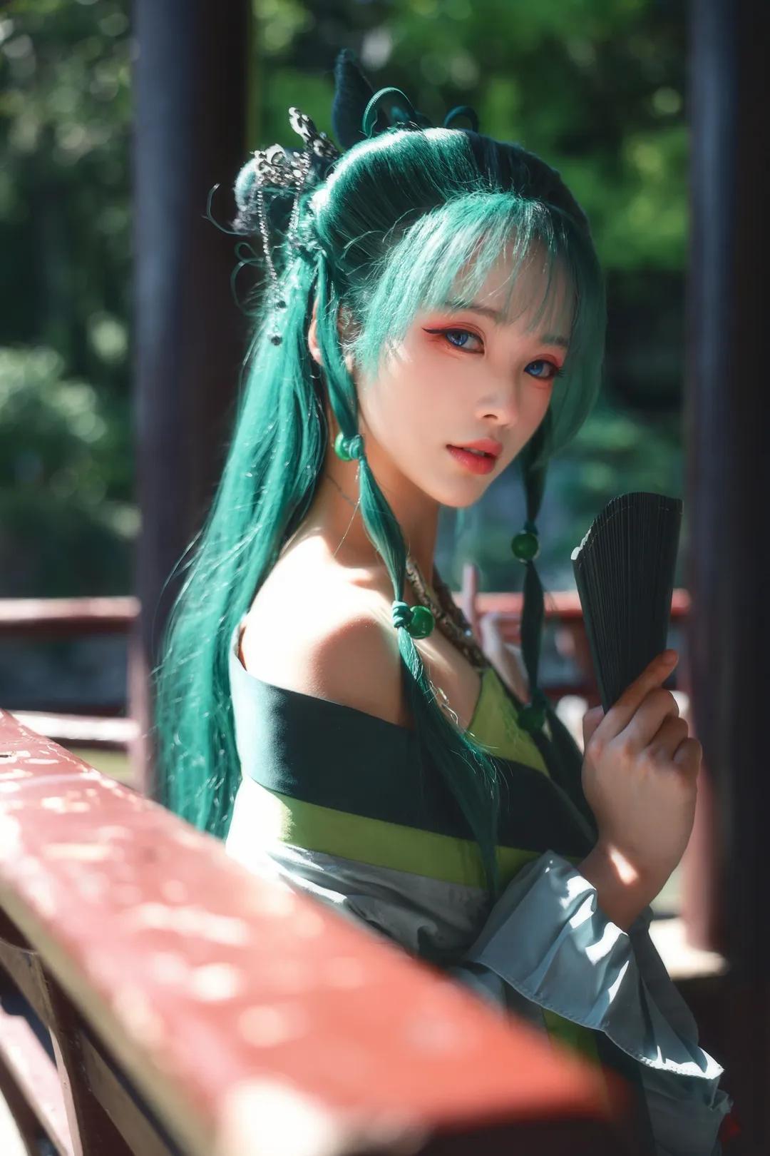 【貓貓cos】藥屋少女的呢喃，光影下的綠色回眸 - 第 1 張