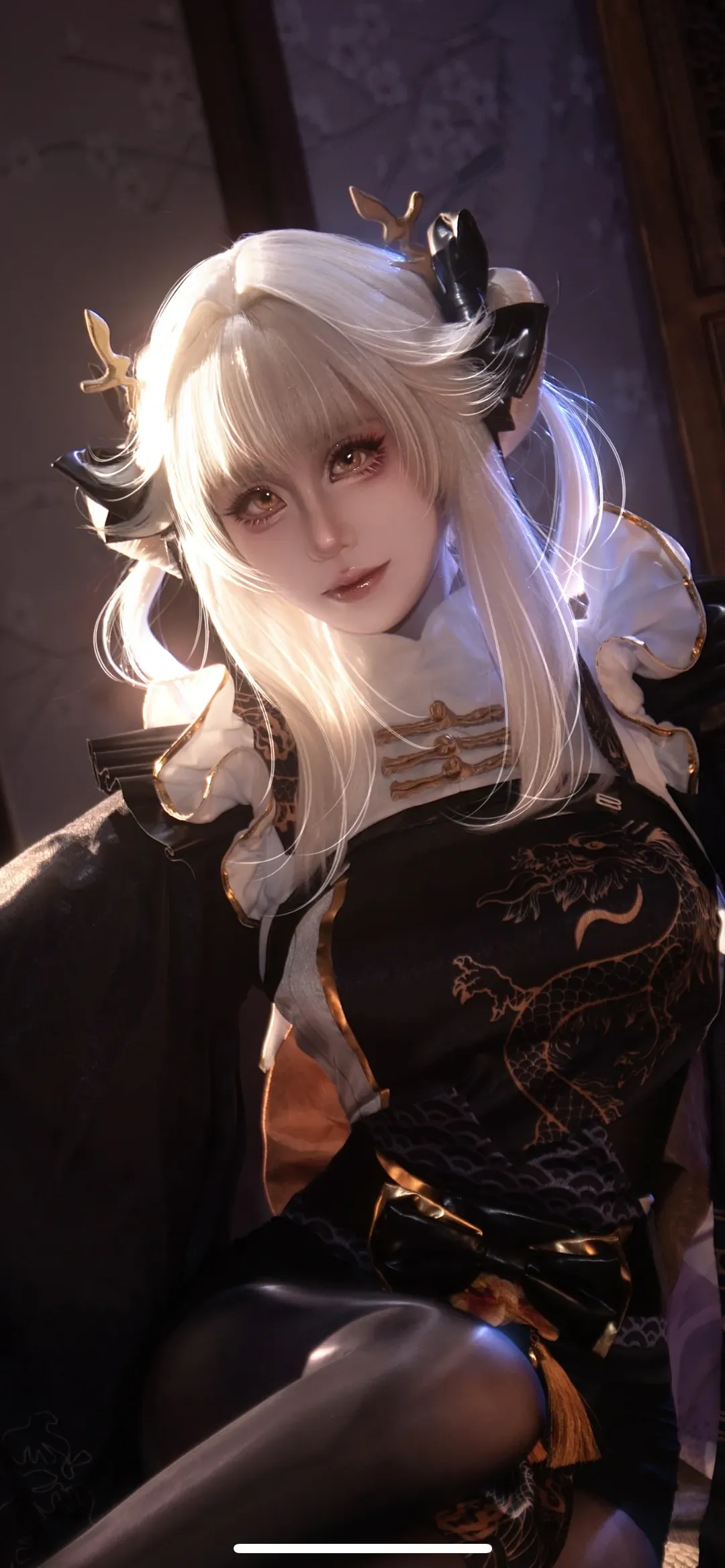 【白兔布兰儿cos】暖光下的黑丝与龙纹，演绎nikke胜利女神 - 第 2 张