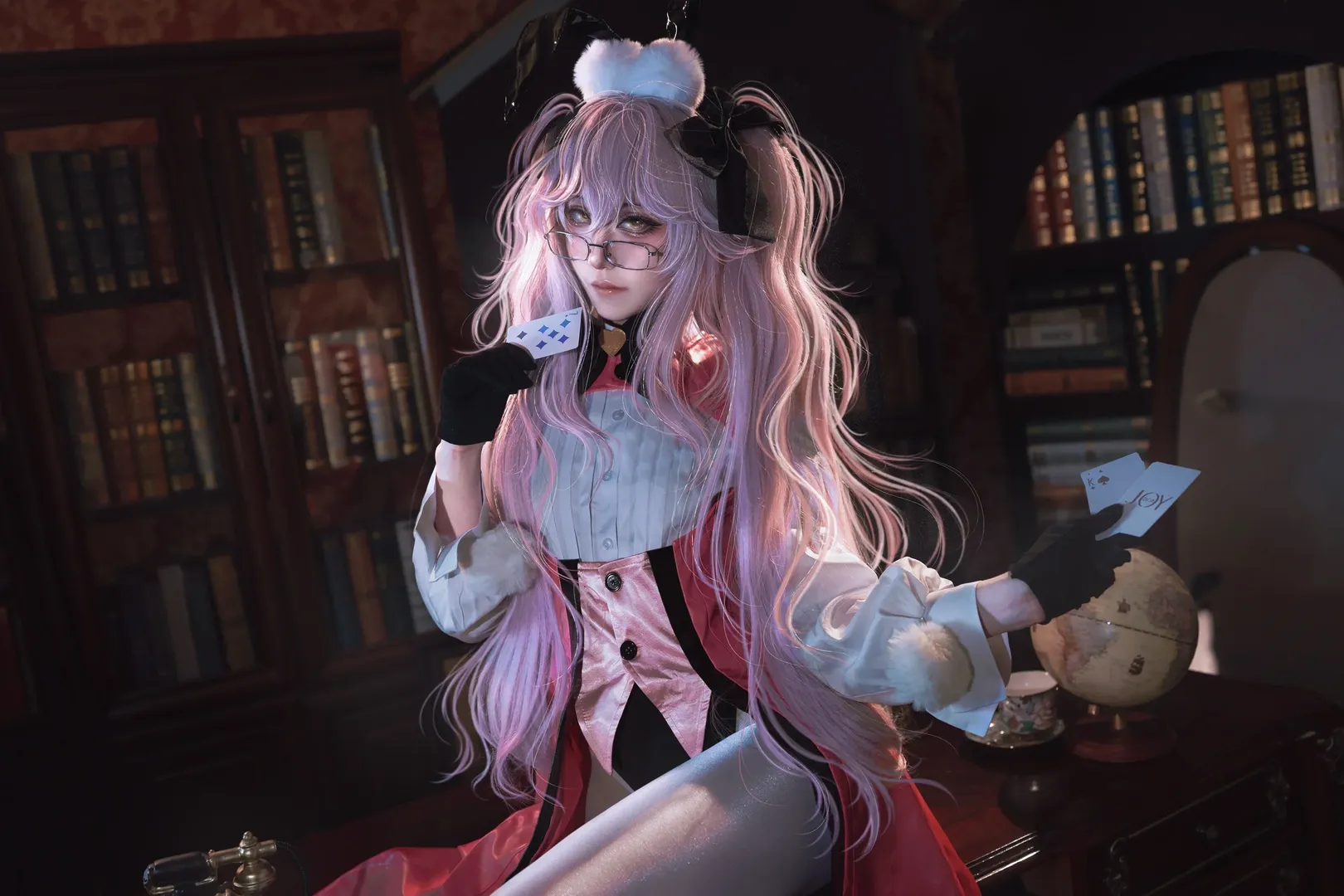 【杀狐cos】在复古书房的暗调光影中玩味扑克