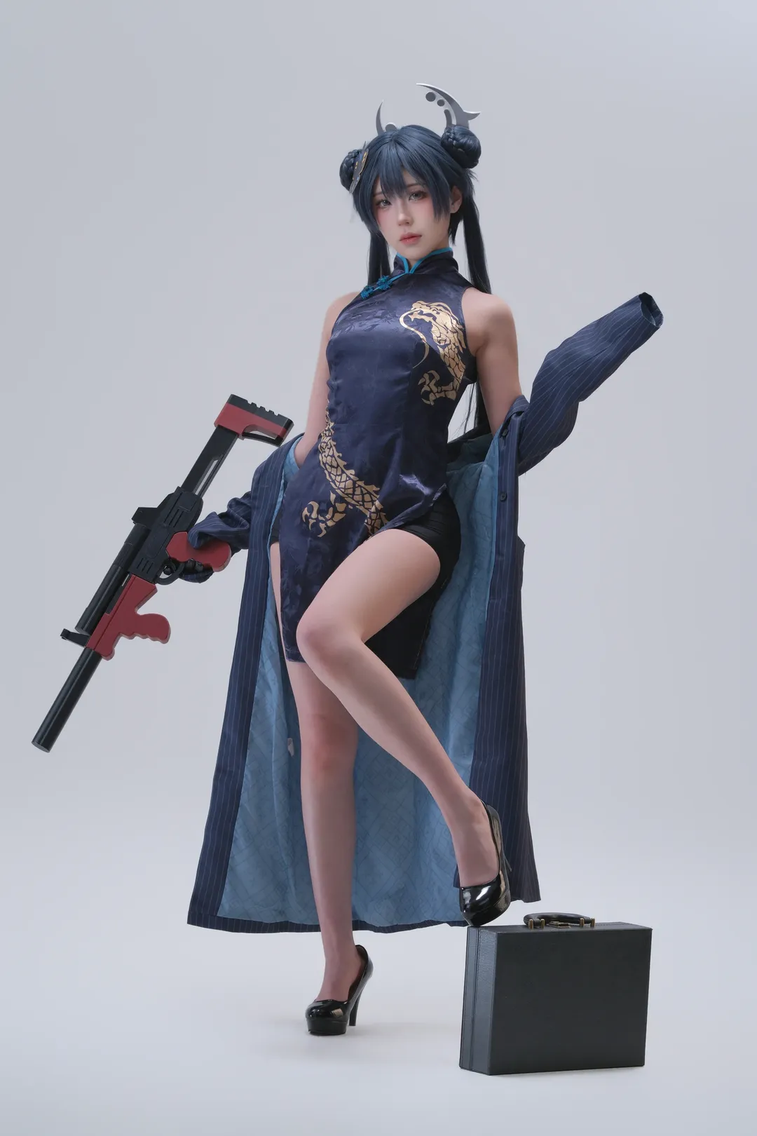 【妃咲cos】蔚蓝档案里的黑道大小姐，慵懒又凌厉的棚拍瞬间 - 第 1 张