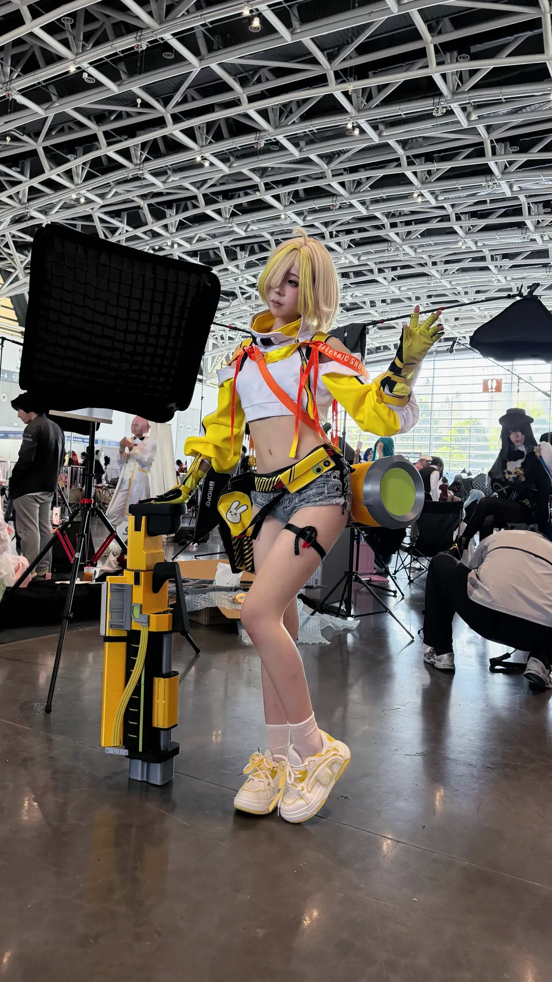 【伊莱格cos】nikke胜利女神里的工程部小天才，十斤重的道具真没白扛 - 第 1 张