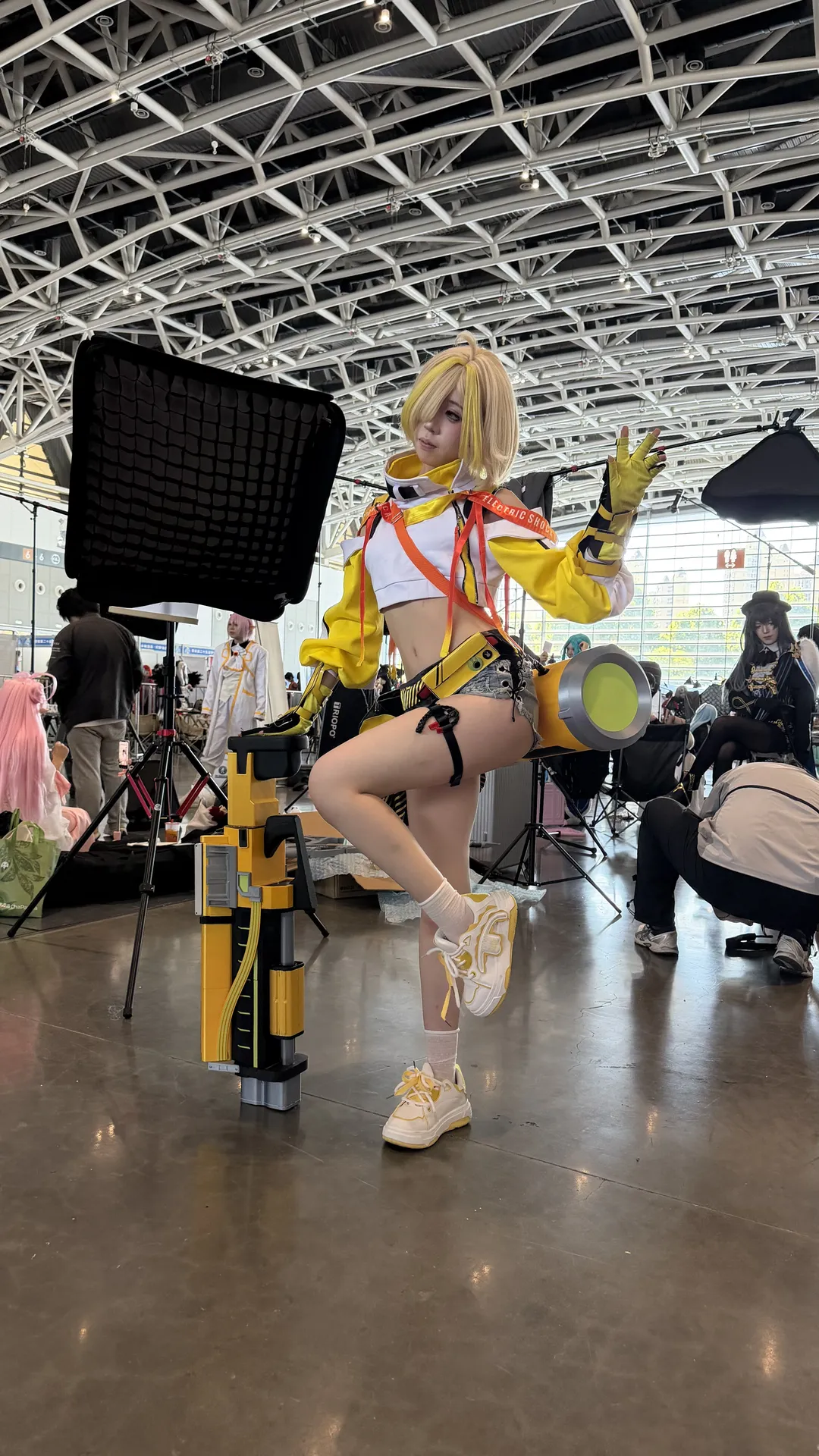 【伊莱格cos】nikke胜利女神里的工程部小天才，十斤重的道具真没白扛 - 第 3 张
