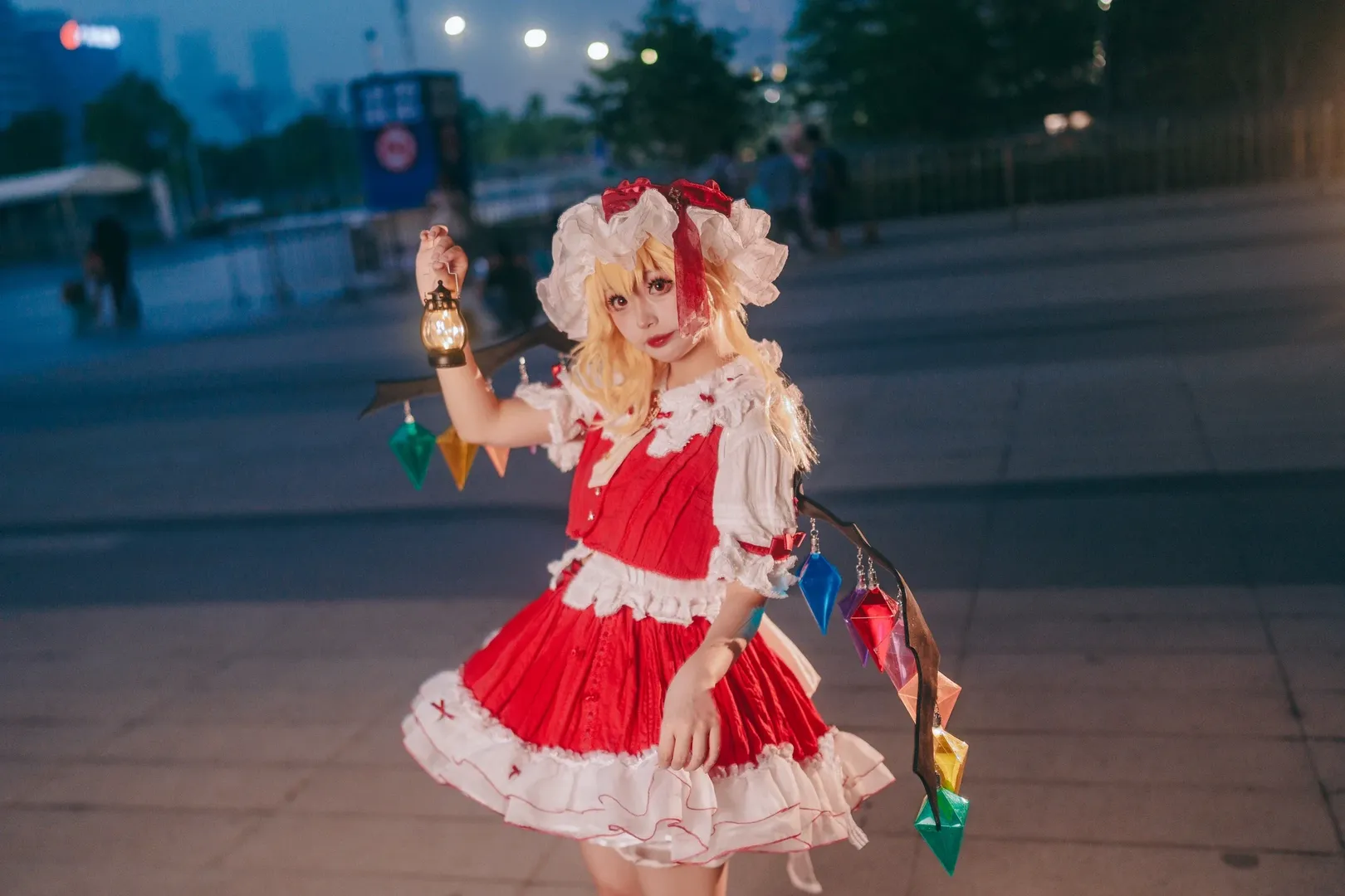 【芙兰朵露·斯卡蕾特cos】夜幕下的红裙与彩色水晶，东方Project的奇幻相遇 - 第 1 张