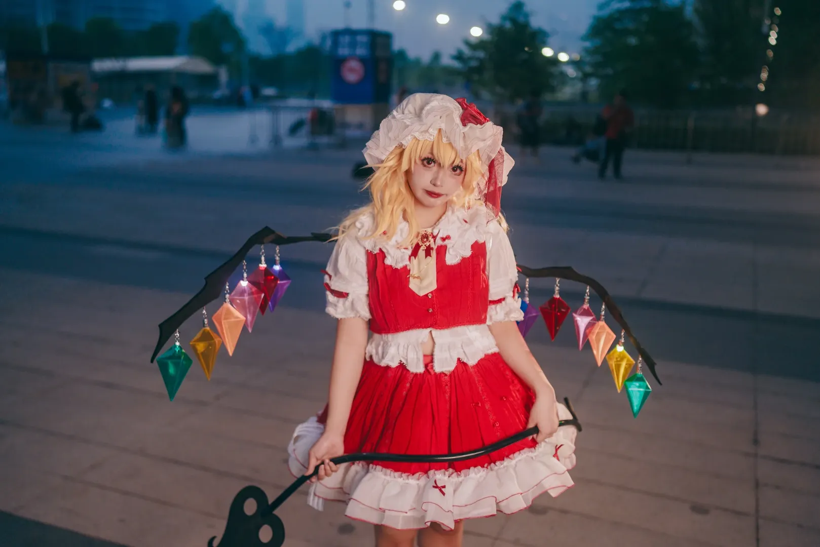 【芙兰朵露·斯卡蕾特cos】夜幕下的红裙与彩色水晶，东方Project的奇幻相遇 - 第 6 张