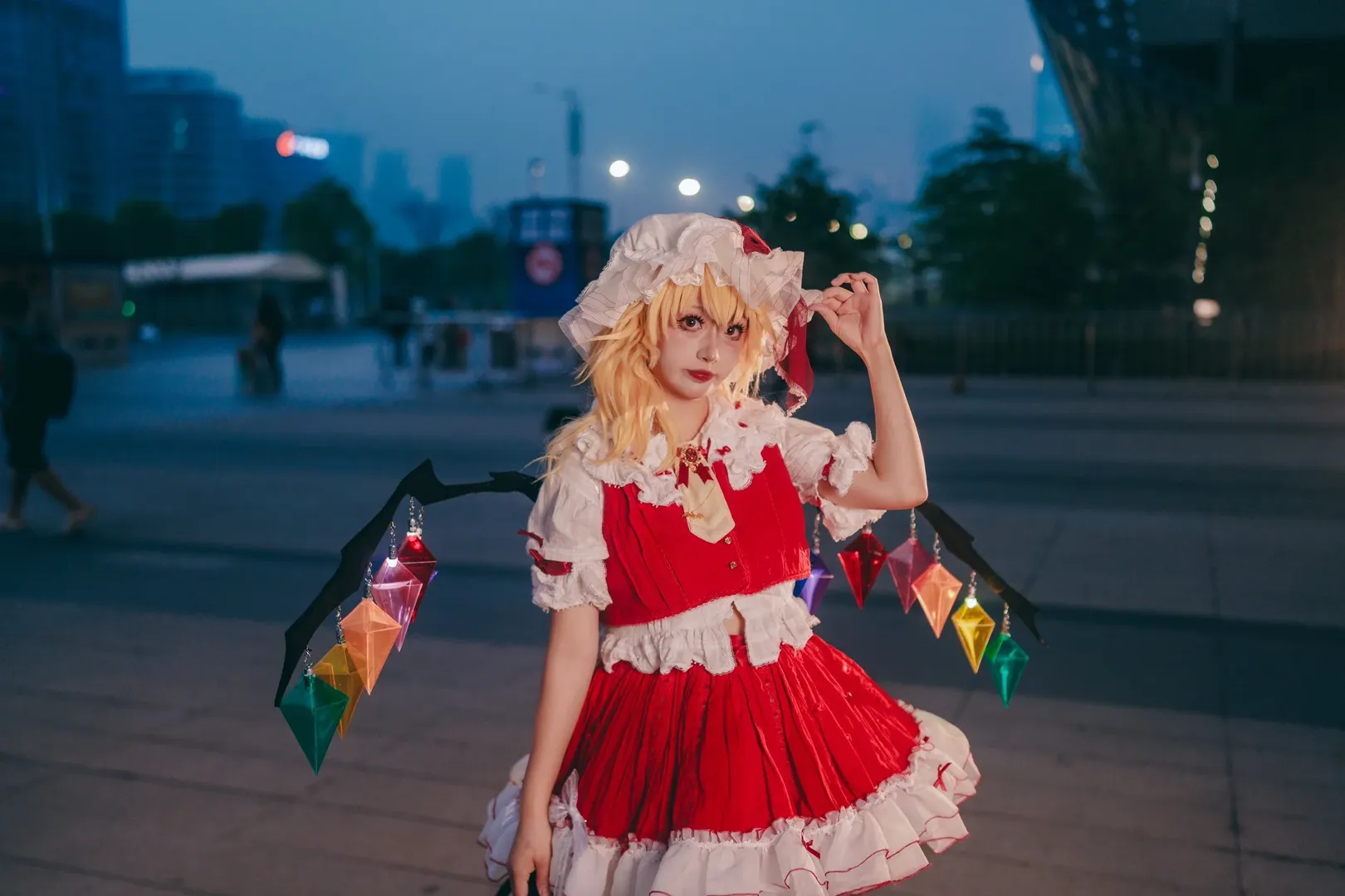 【芙兰朵露·斯卡蕾特cos】夜幕下的红裙与彩色水晶，东方Project的奇幻相遇 - 第 7 张