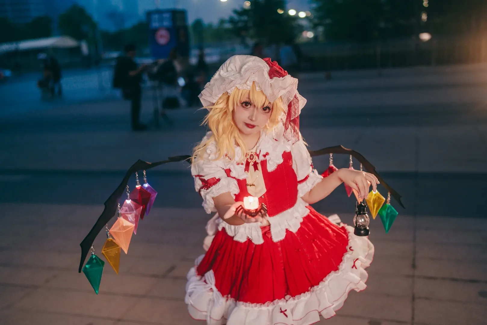 【芙兰朵露·斯卡蕾特cos】夜幕下的红裙与彩色水晶，东方Project的奇幻相遇 - 第 8 张