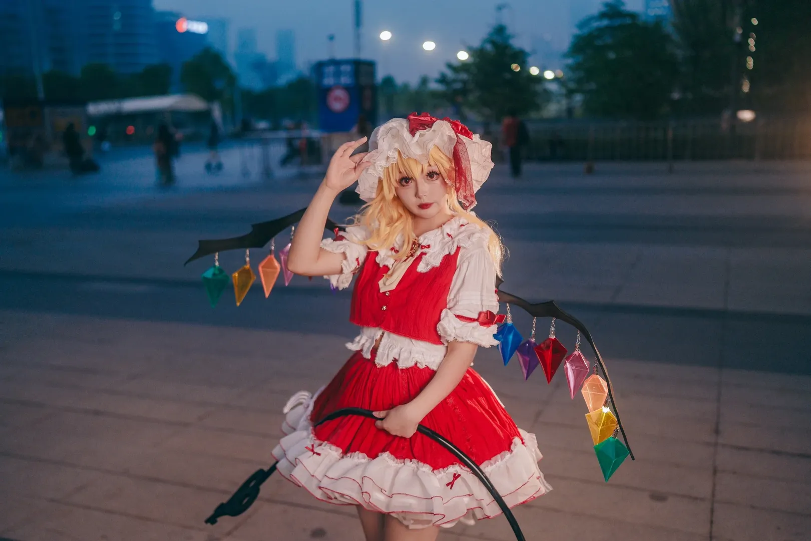 【芙兰朵露·斯卡蕾特cos】夜幕下的红裙与彩色水晶，东方Project的奇幻相遇 - 第 9 张