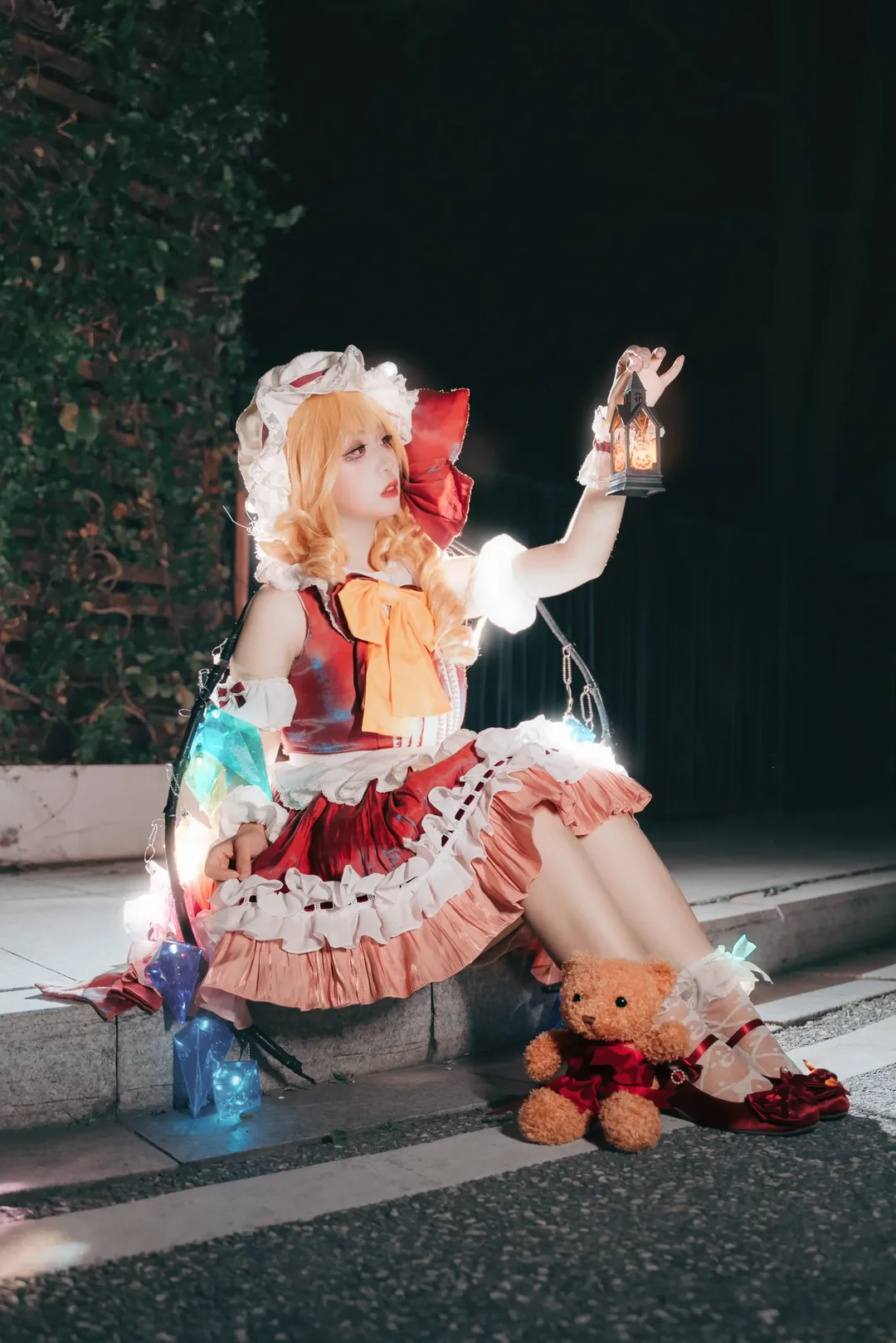【芙兰朵露斯卡雷特cos】东方project夜晚街头的提灯与发光宝石 - 第 1 张