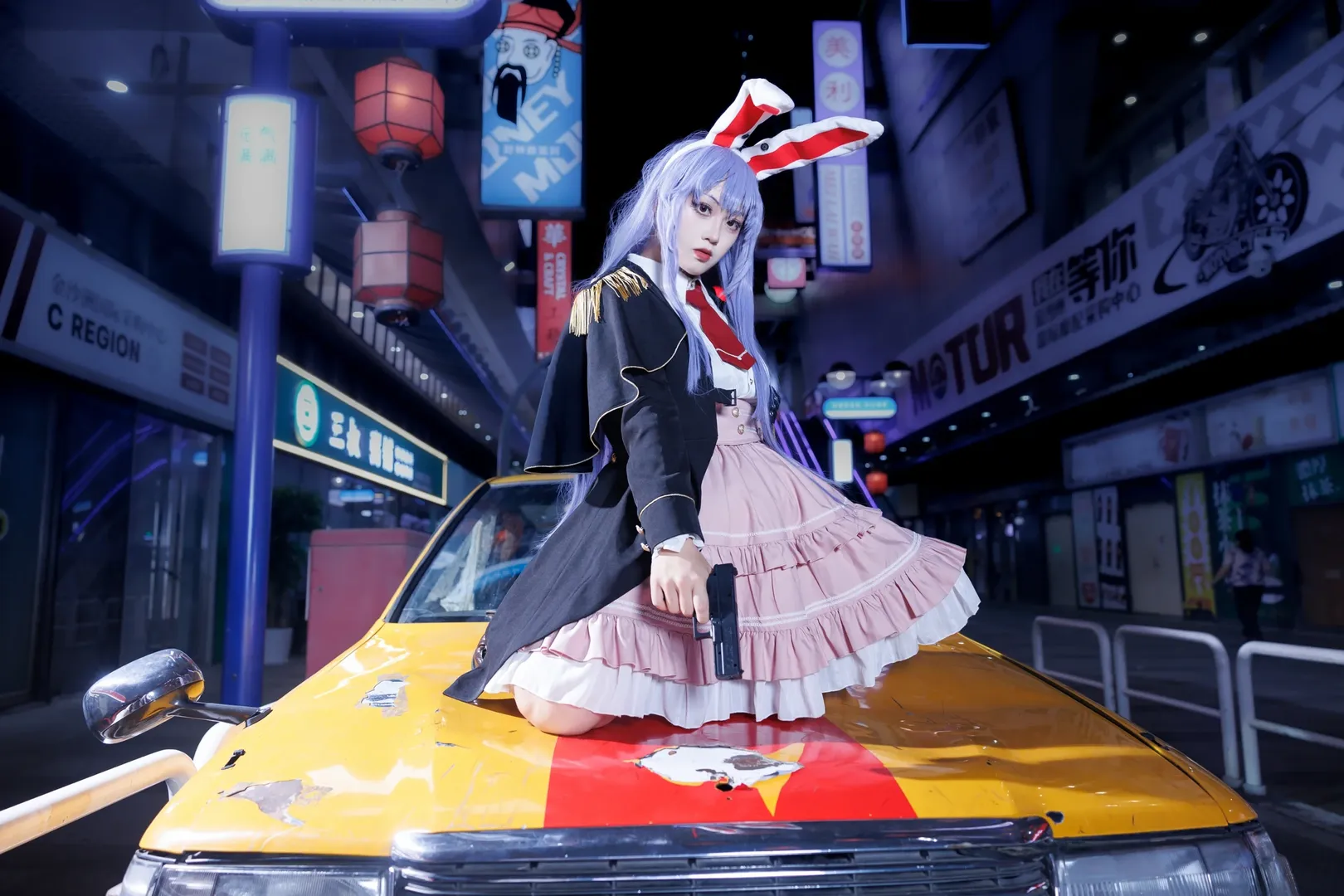【铃仙优昙华院因幡cos】东方project的暗夜街角，持枪兔耳的致命反差 - 第 2 张