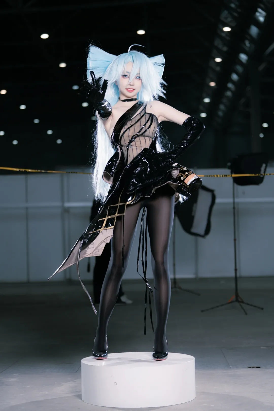 [PA-15 cosplay] Girls' Frontline Champagne Phantom Thief: Black Patent Leather and Ice Blue Long Hair Convention Photos - Image 3