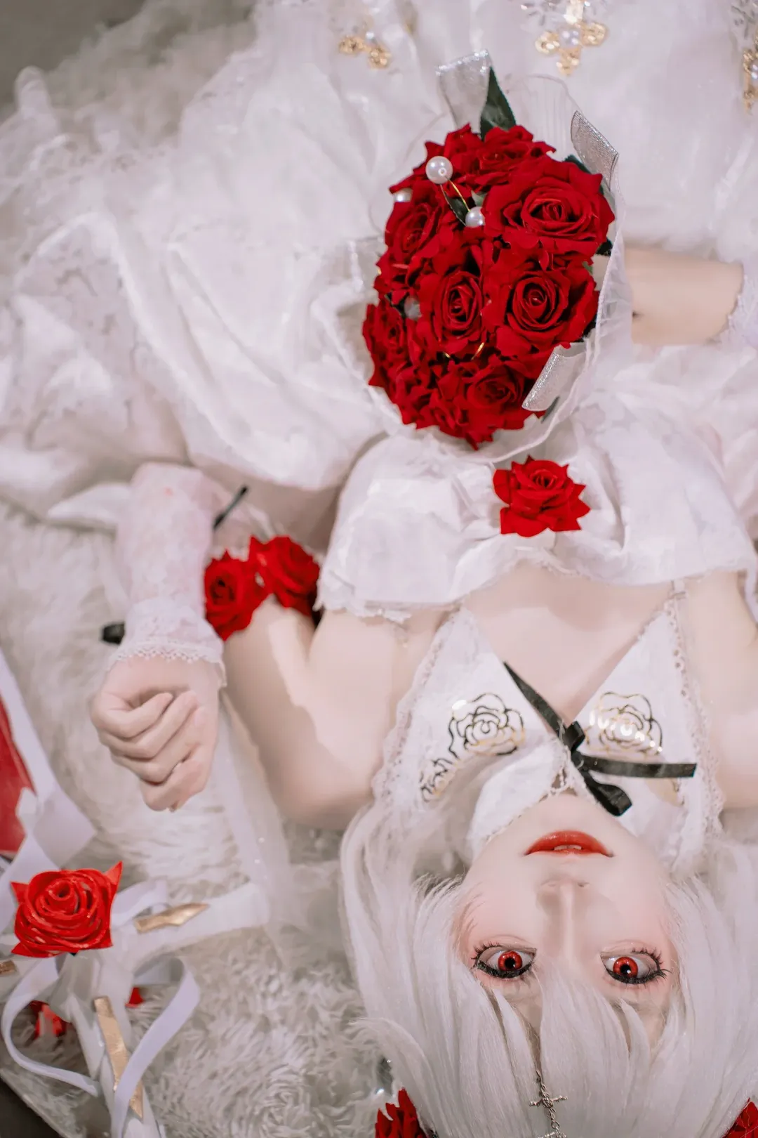 【月下初拥cos】合肥漫展还原崩坏3花嫁，红白撞色场照 - 第 1 张