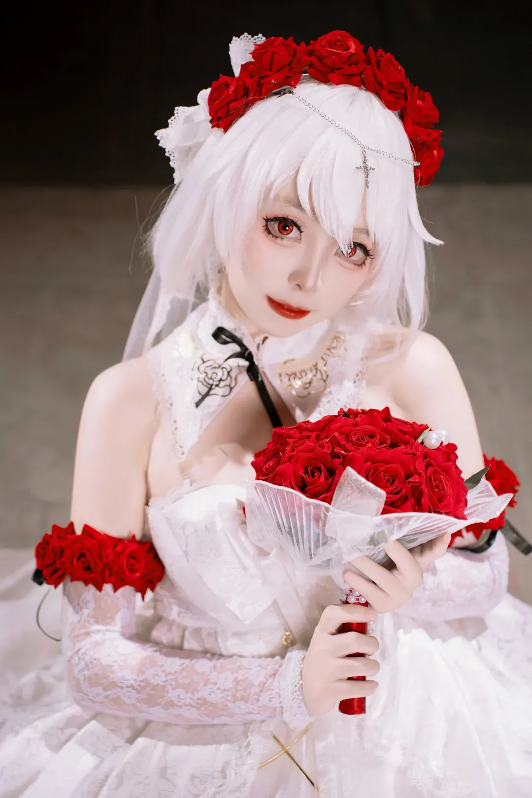 【月下初拥cos】合肥漫展还原崩坏3花嫁，红白撞色场照