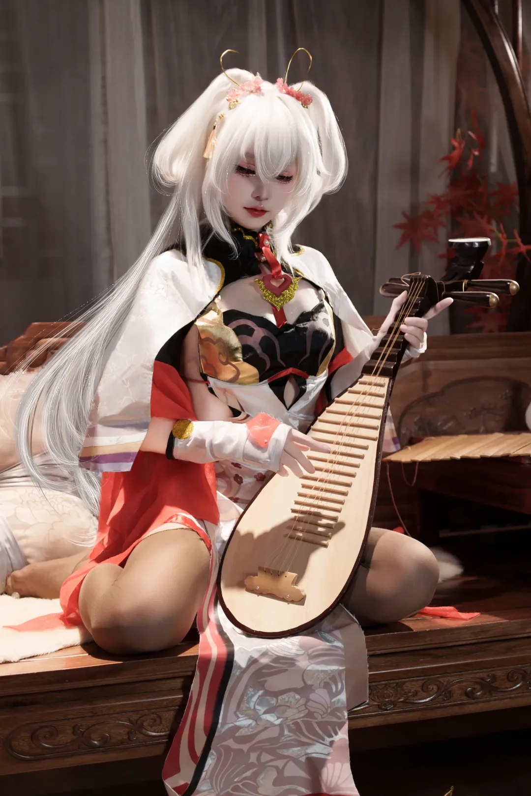 【德丽莎cos】古风光影中的月下旗袍，侧卧与弹奏皆成风景 - 第 1 张