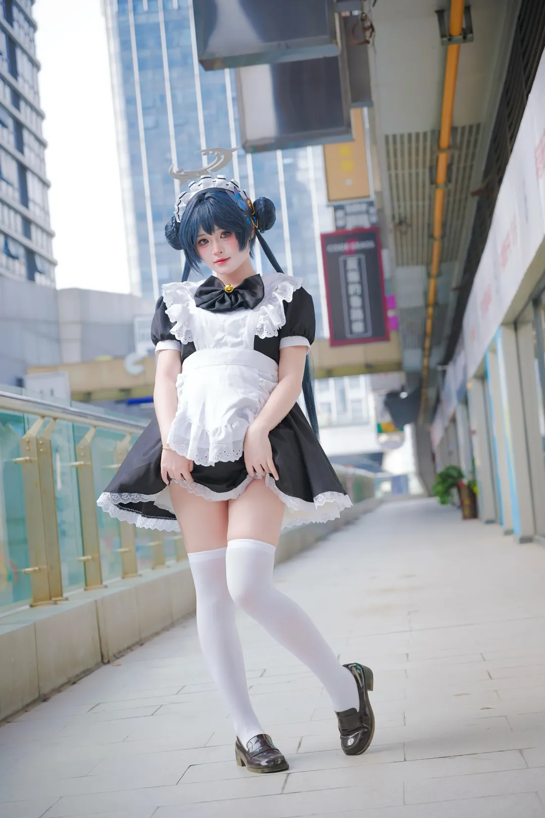 【妃咲cos】蔚蓝档案中的优雅女仆，漫步于光影之间