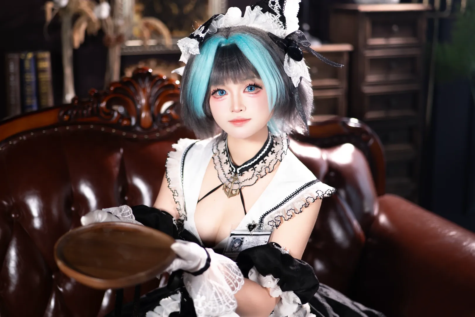 【可畏cos】碧藍航線皇家女僕雙人同框，黑白蕾絲與復古皮沙發的碰撞 - 第 6 張