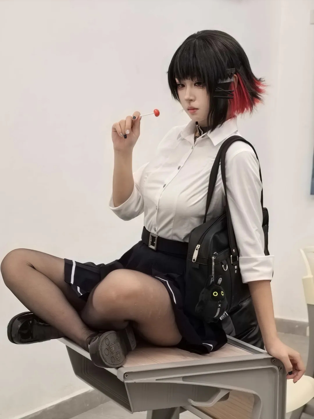 【艾莲乔cos】绝区零教室抓拍，被自己帅到了 - 第 1 张