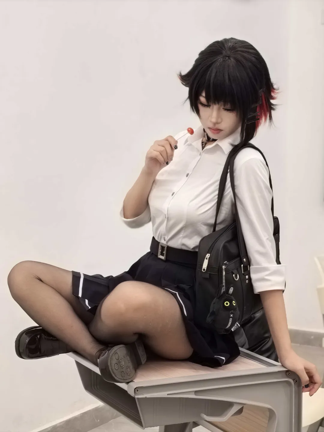 【艾莲乔cos】绝区零教室抓拍，被自己帅到了 - 第 2 张