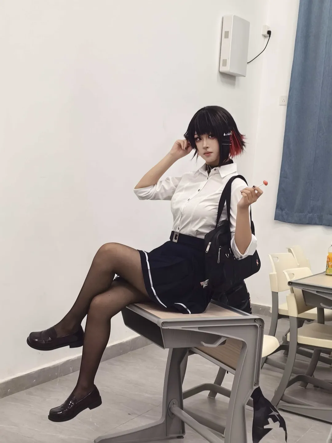 【艾莲乔cos】绝区零教室抓拍，被自己帅到了