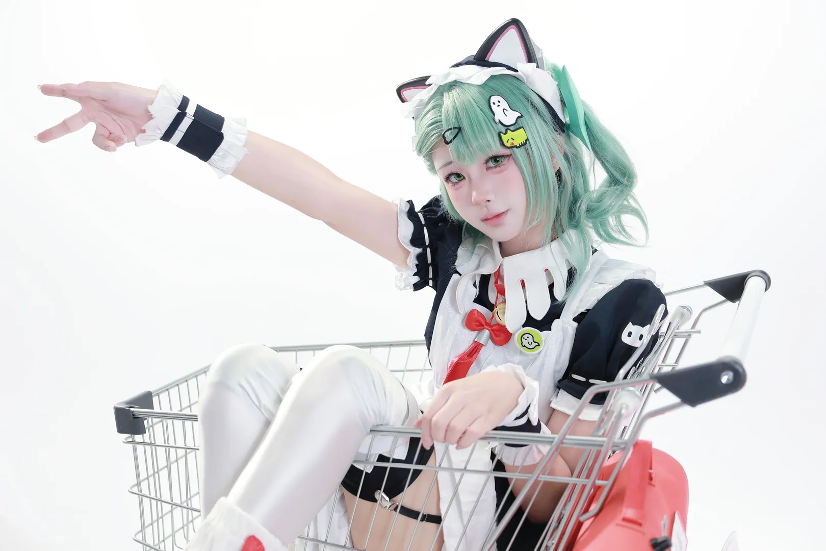 【千夏cos】絕區零裡的綠髮女僕，坐在購物車裡真的好考驗平衡感 - 第 1 張