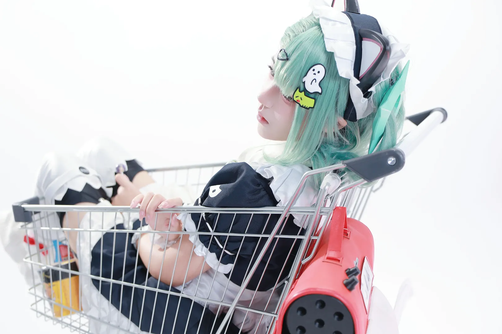【千夏cos】絕區零裡的綠髮女僕，坐在購物車裡真的好考驗平衡感 - 第 2 張
