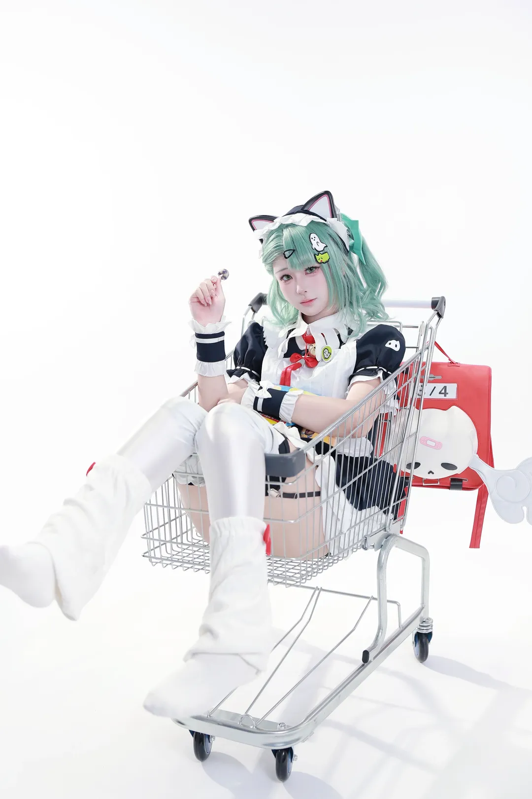 【千夏cos】絕區零裡的綠髮女僕，坐在購物車裡真的好考驗平衡感 - 第 3 張