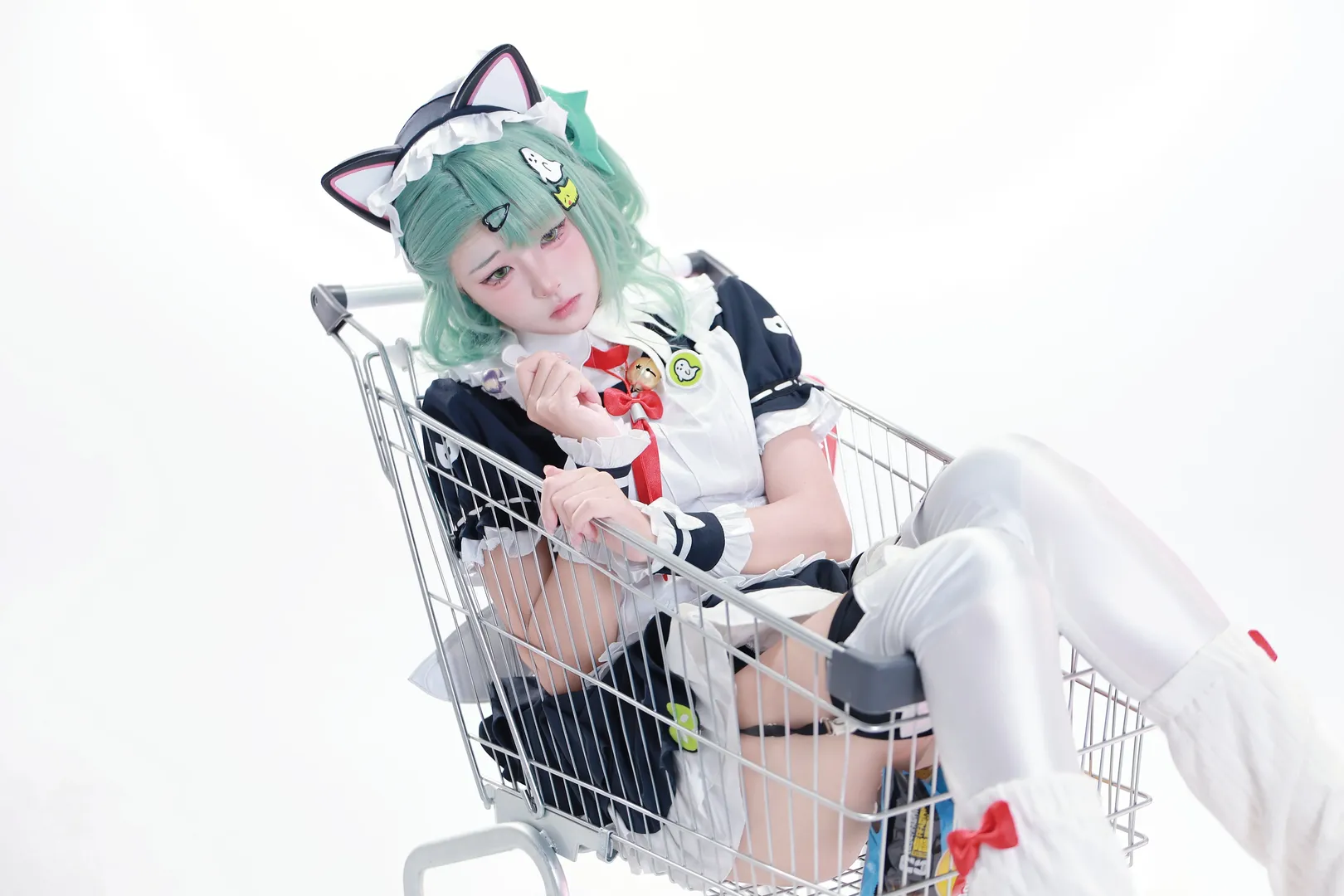 【千夏cos】絕區零裡的綠髮女僕，坐在購物車裡真的好考驗平衡感 - 第 4 張