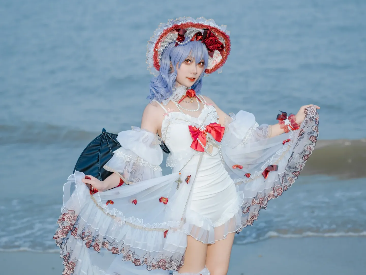 【蕾米莉亚cos】夏日海边这份红白礼裙与黑翼的冲击力