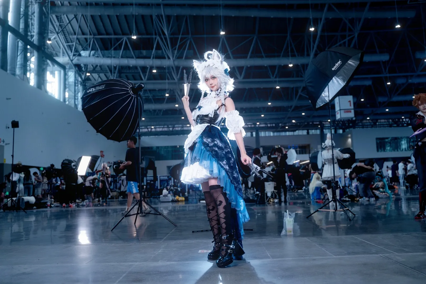 The Elegant Head Maid [Sakuya Izayoi cosplay] Touhou Project Convention photos - Image 3
