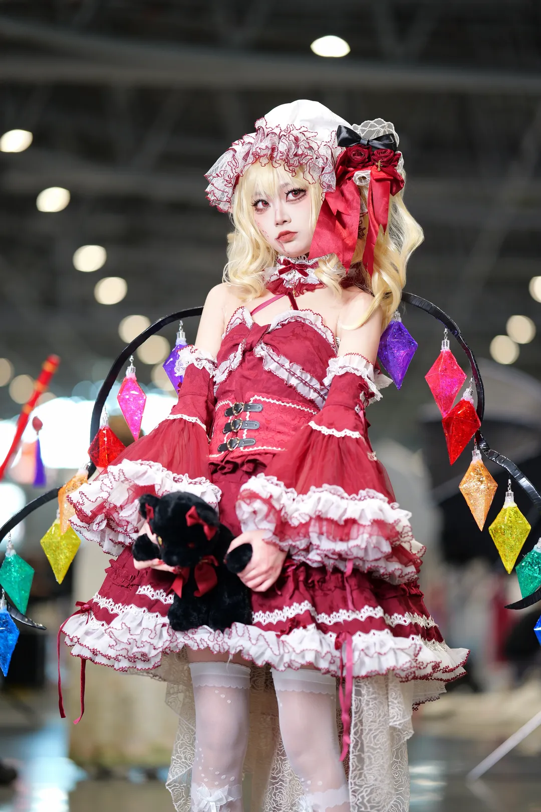 【芙蘭朵露cos】漫展出東方project小紅裙，多彩水晶環和絲襪出片很穩 - 第 1 張